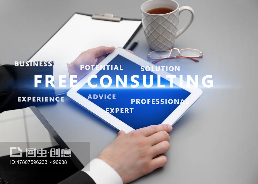 辦公室用平板電腦工作的人。咨詢服務理念Man working with tablet in office. Consulting service concept